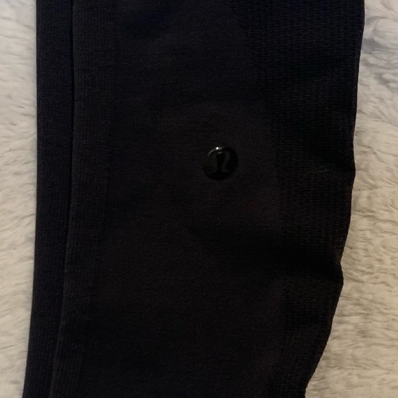 SOLD Lululemon Athletica cropped size 2 almost black leggings - Picture 3 of 7
